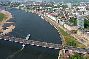 Archivo:River Rhein Düsseldorf Bird's eye view - Rathausufer vor histor. Altstadt - Rheinufer NRW Wolfgang Pehlemann DSCN1026