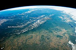 Archivo:Rocky Mountain Trench from ISS