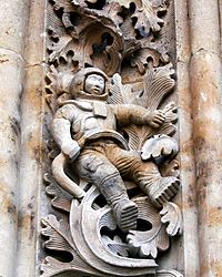 Archivo:Sculpture of astronaut added to New Cathedral, Salamanca, Spain, during renovations