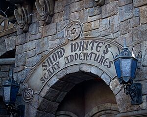 Archivo:Snow White's Scary Adventures castle entrance