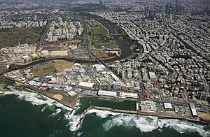 Archivo:Tel Aviv Port Lowshot