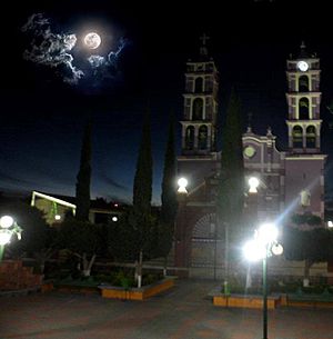 Archivo:Vista nocturna de la plaza principal de Palmarito
