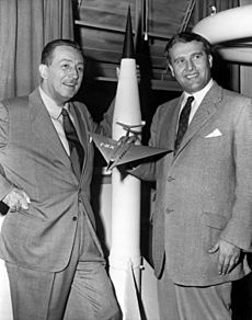Archivo:Walt Disney and Dr. Wernher von Braun - GPN-2000-000060