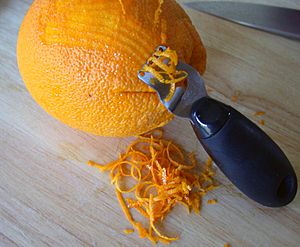 Archivo:Zesting an orange