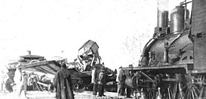 Archivo:1922-12-27, Mundo Gráfico, Catástrofe ferroviaria en Onteniente, Desfilis (cropped) Restos del tren militar que conducía de Valencia á Alcoy