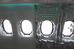Archivo:Aircraft cabin insulation in a B747-8