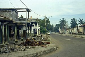 Archivo:Alexius zerstörtes Dili 2000