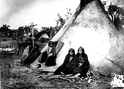 Archivo:Arapaho camp, ca. 1870