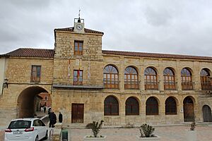 Archivo:Ayuntamiento de Torrelobatón con la torre del reloj