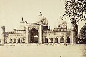 Archivo:Badshahi Mosque taken by Unknown Photographer in 1870