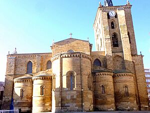 Archivo:Benavente - Iglesia de Santa María del Azogue, exterior, ábsides 02