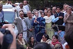 Archivo:Benazir Bhutto house arrest VOA News