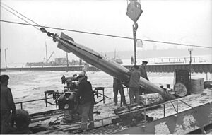 Archivo:Bundesarchiv Bild 101II-MW-5536-01, Wilhelmshaven, U-Boot, Torpedo-Übernahme