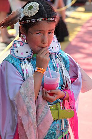 Archivo:Canadian First Nations girl, costume with integrated Hello Kitty earrings