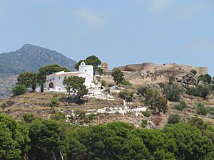 Archivo:Castillo de Fradell y ermita de la Magdalena