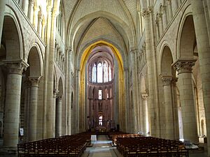 Archivo:CathédraleLeMansNefRomaneChoeurGothique1