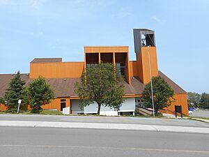 Archivo:Cathedrale du Christ-Roi de Gaspe 01
