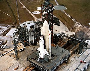 Archivo:Columbia STS-1 arrival at launch pad