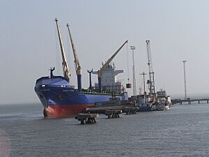 Archivo:ContainerShipBanjul