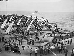 Archivo:Corsair fighters and Fairey Barracuda torpedo bombers ranged on the flight deck of HMS FORMIDABLE off Norway in July 1944