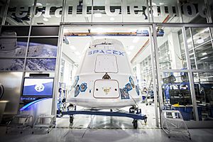 Archivo:Dragon capsule being shipped out of SpaceX Hawthorne facility (16655995541)