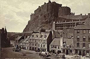 Archivo:Edinburgh Castle from Grass Market
