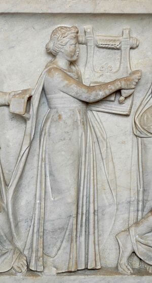 Archivo:Erato sarcophagus Louvre Ma475