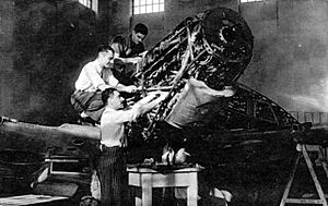 Archivo:Estudiantes de ingenieria aeronautica UNLP con el Spitfire