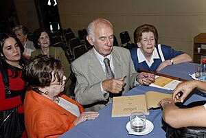 Archivo:Eugenio Cruz Vargas en lanzamiento llbro 2011