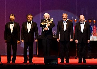 Archivo:Final del recital de Los Premios Mastropiero - Les Luthiers