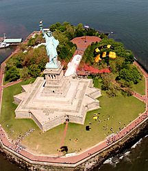 Archivo:Flickr - The U.S. Army - The Golden Knights land at Statue of Liberty in New York City (2)