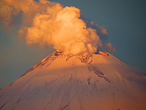 Archivo:Fumarola del Popocatépetl (octubre, 2012) 2