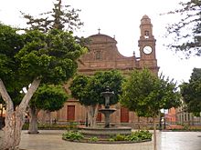 Archivo:Galdar plazaSantiago iglesia