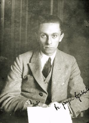 Archivo:Goebbels 1921, autographed picture