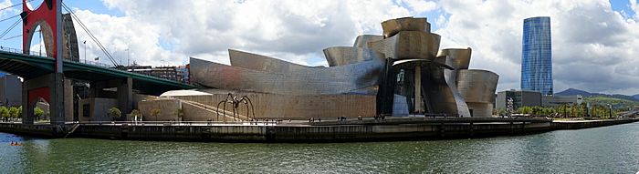Archivo:Guggenheim Museum Panorama, Bilbao (26779511962)