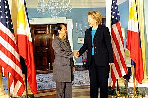 Archivo:Hillary Clinton with Gloria Macapagal-Arroyo 2-6-09