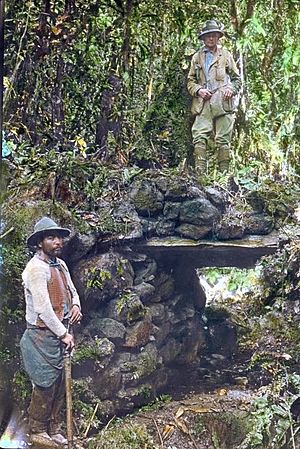 Archivo:Hiram Bingham at Espiritu Pampa ruins 1911