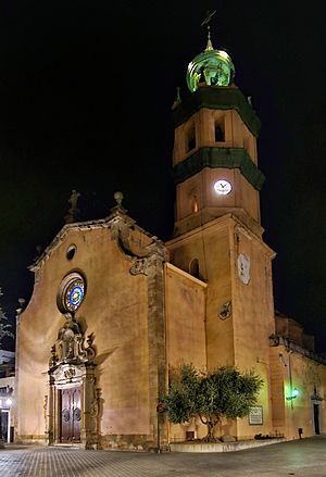 Archivo:Iglesia Parroquial de Santa María de Arenys de Mar vista nocturna