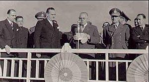 Archivo:Ing Teodoro Platz Administrador del Yacimiento Comodoro de YPF- A su izquierda el Gral Julio A Lagos25MAY1949.Image2