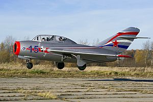 Archivo:Landing. Mig-15 RA-0488G (10316391126)