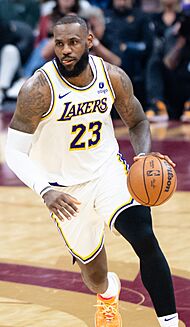 Archivo:LeBron James, 25 November 2023 02 (cropped)