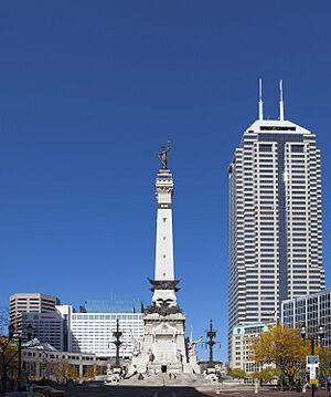 Archivo:Monumento a los soldados y marineros, Indianápolis, Estados Unidos, 2012-10-22, DD 07