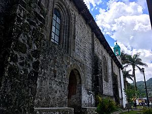 Archivo:Muro lateral del Templo de San Bartolomé Apóstol