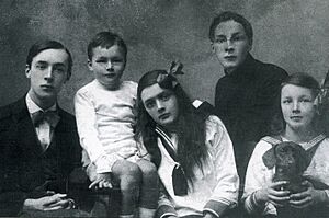 Archivo:Nabokovs - vladimir, kirill, olga, sergey, elena