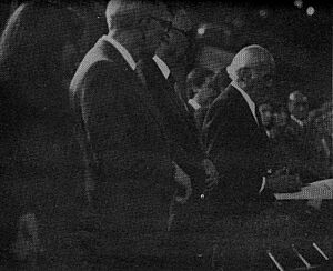 Archivo:Nandino recibiendo el Premio Nacional