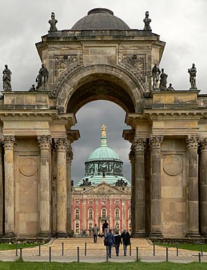 Archivo:Neues Palais Potsdam durch Triumphbogen