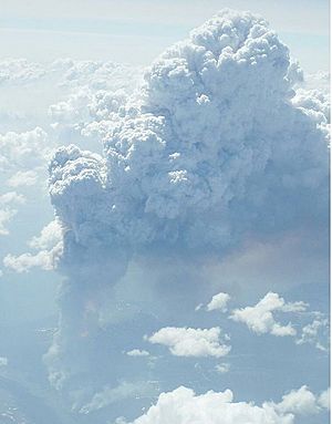 Archivo:Picture of a pyro-cumulonimbus taken from a commercial airliner