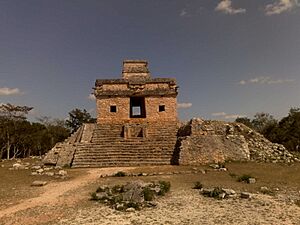 Archivo:Pirámide de Dzibilchaltún