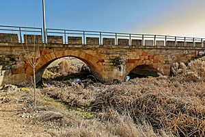 Archivo:Puente meideval en Espino de la Orbada