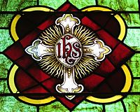 Archivo:Saint Luke Catholic Church (Danville, Ohio) - stained glass, IHS and cross